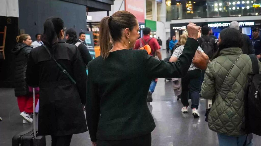 Claudia Sheinbaum viaja a Río de Janeiro en un vuelo comercial.