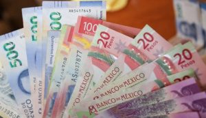 El peso se aprecia un 0.28% frente al dólar al inicio de 2025, ubicándose en 20.76 unidades