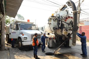 Brigadas del gobierno de Centro bachean, desazolvan, podan y barren el fraccionamiento Las Margaritas en la Lima