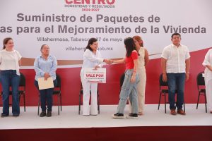 Reciben paquetes de láminas a bajo costo 850 familias de 198 localidades de Centro