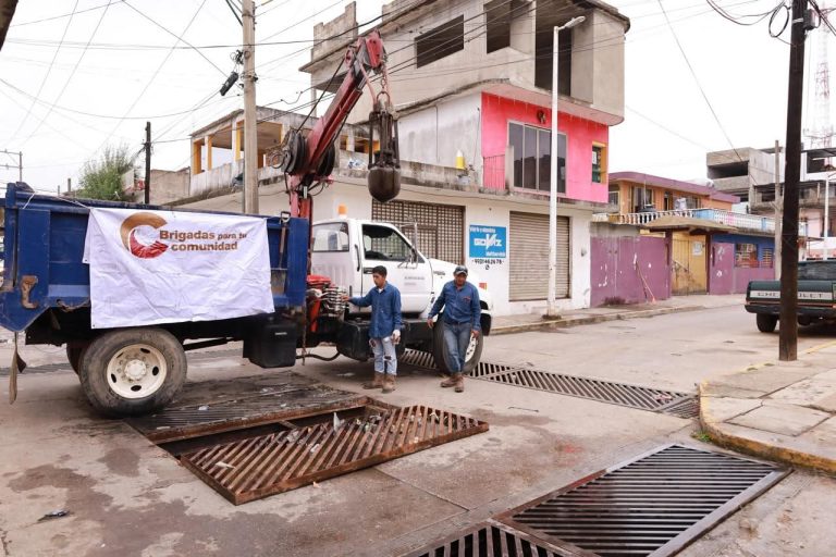 Brigadas municipales de Centro ejecutan mejoras urbanas en la colonia Nueva Pensiones