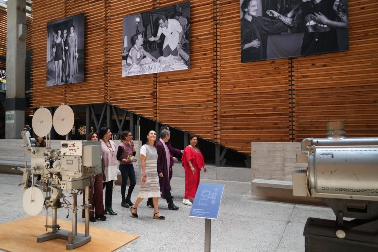 Claudia Sheinbaum inaugura ciclo de cine hecho por mujeres indígenas y afromexicanas en la Cineteca Nacional