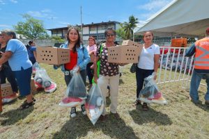 Yolanda Osuna Huerta entrega 865 paquetes de pollitas ponedoras a mujeres de 91 localidades de Centro