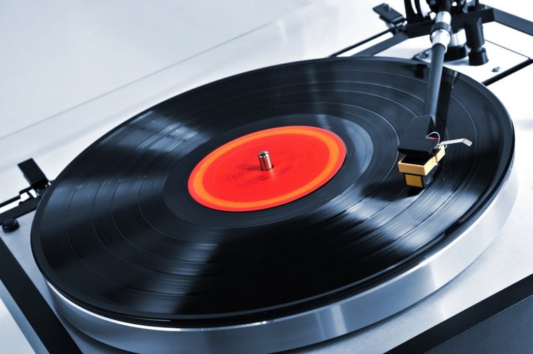 Renacer analógico: melómanos rinden homenaje al disco de vinilo