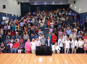 Gobierno de Centro refuerza inclusión con entrega de bastones blancos a universitarios con discapacidad visual