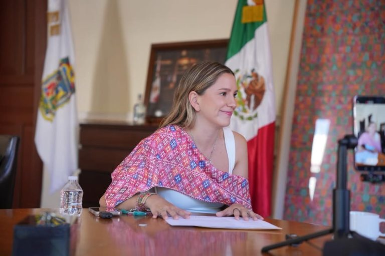 Video ► Secretaria de Turismo de Puebla pega calcomanías en calles de París como ‘promoción’