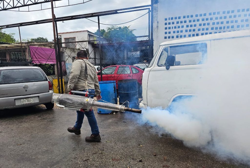 Dona Centro seis termonebulizadores a la Secretaría de Salud para reforzar fumigación contra el dengue