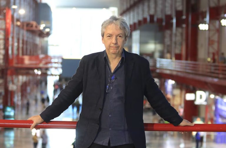 El mexicano David Toscana gana el XXIX Premio Alfaguara de Novela con El ejército ciego