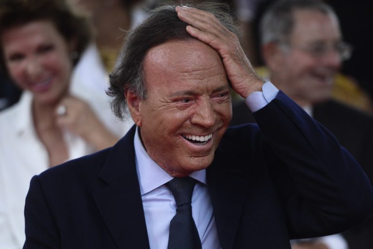 Julio Iglesias, denunciado en España por trata y agresión sexual en el Caribe