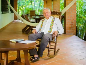 Claudia Sheinbaum desmiente hospitalización de AMLO en hospital militar