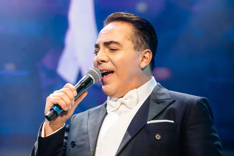 Cristian Castro enciende el Auditorio Nacional con nostalgia y buen humor
