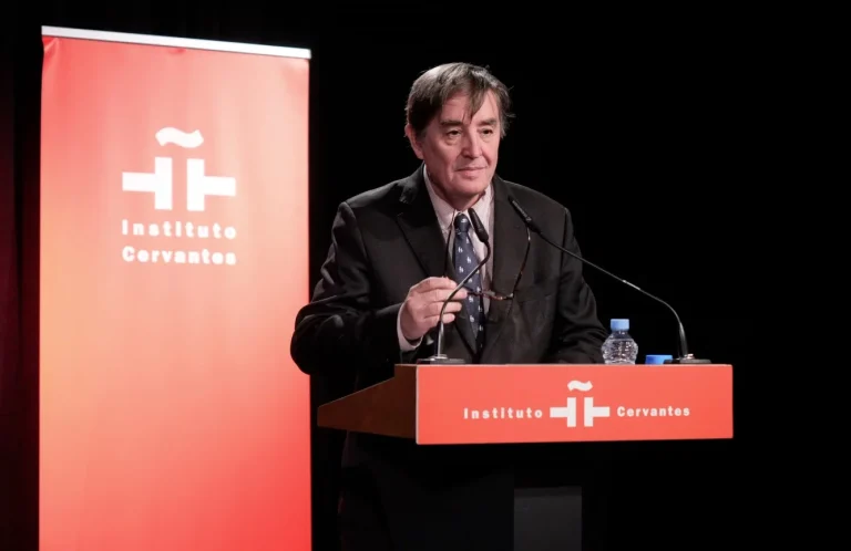 Cabildo de Centro aprueba reconocimiento a Luis García Montero y galardón al Instituto Cervantes