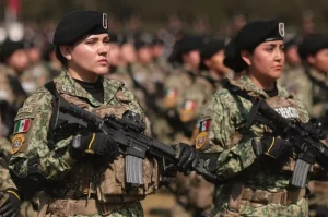 Claudia Sheinbaum rinde homenaje a las mujeres militares en Campo Marte y subraya compromiso por igualdad y respeto